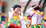 [ẢNH] Trai làng má phấn, môi son múa 